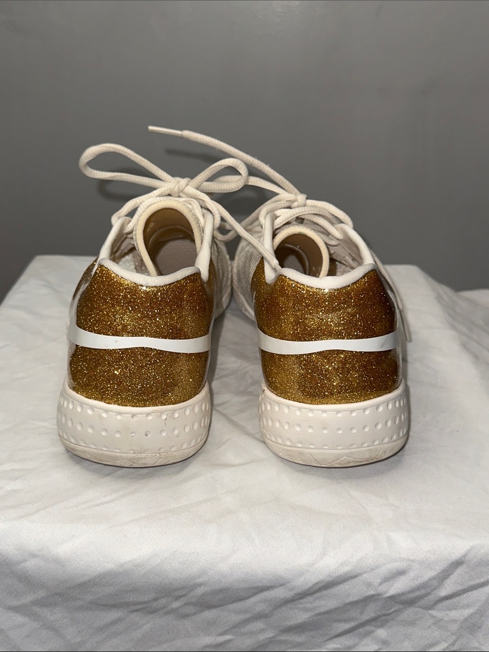 Nike Women’s Serena Williams Off White with Gold Heel Athletic Sneakers - Picture 4 of 5